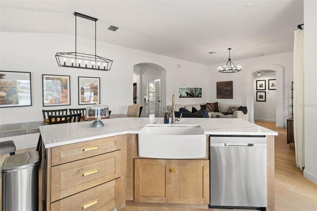 Building Photo - 870 Bayou View Dr