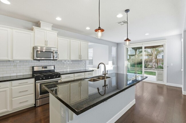 Building Photo - 1818 Tarragon Dr