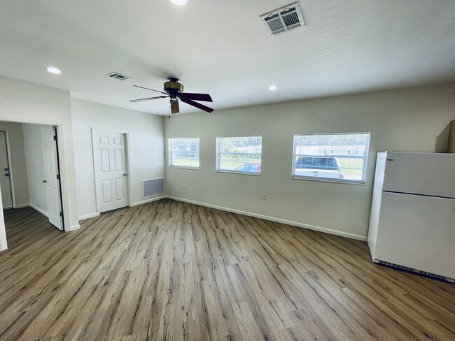 Building Photo - 1501 Akron Dr