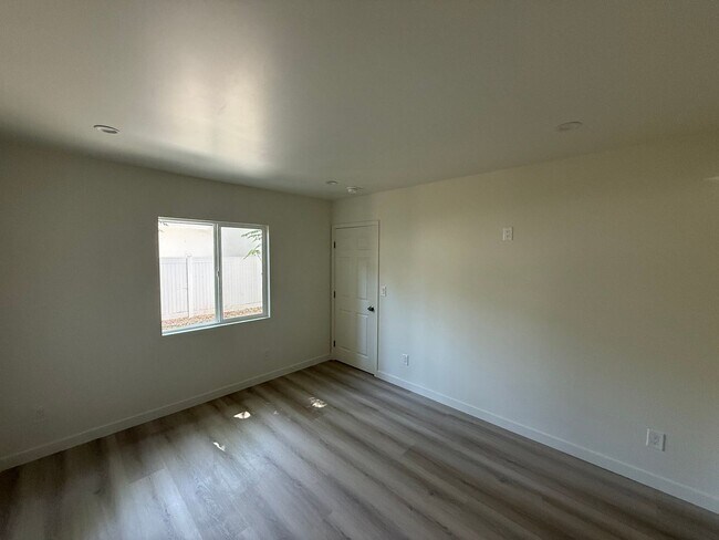 Building Photo - 7725 Owensmouth Ave