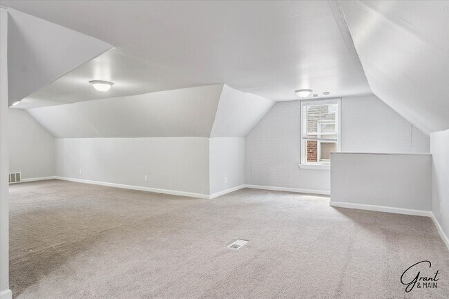 Building Photo - $1250 3 bedroom bungalow