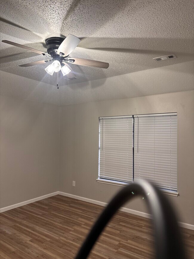 Building Photo - 3402 W Center St