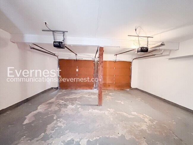 Building Photo - 4 Bed, 2.5 Bath with Fenced Yard & Garage / Pet-Friendly / Available Now!