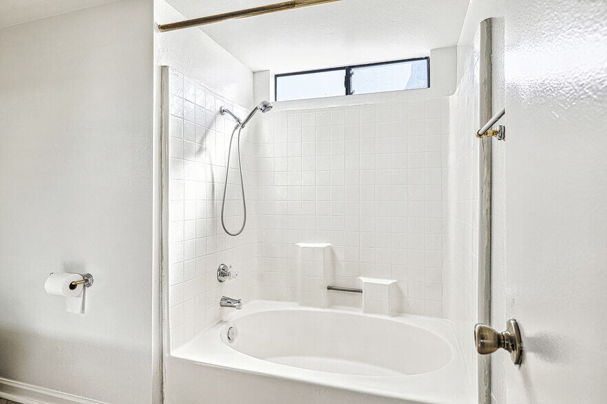 Building Photo - 34414 Laura Way