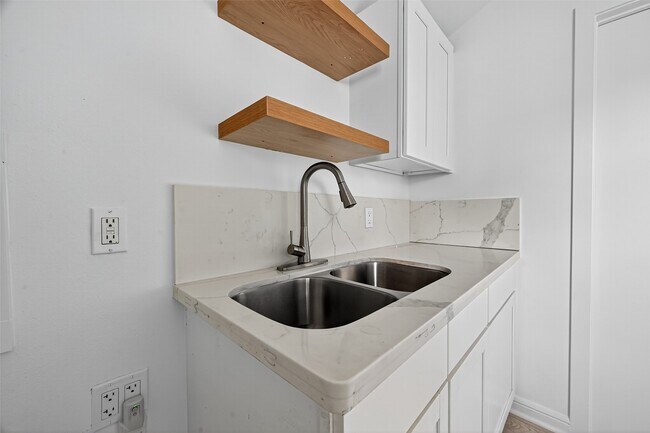 Building Photo - 6654 Stonefort Ct