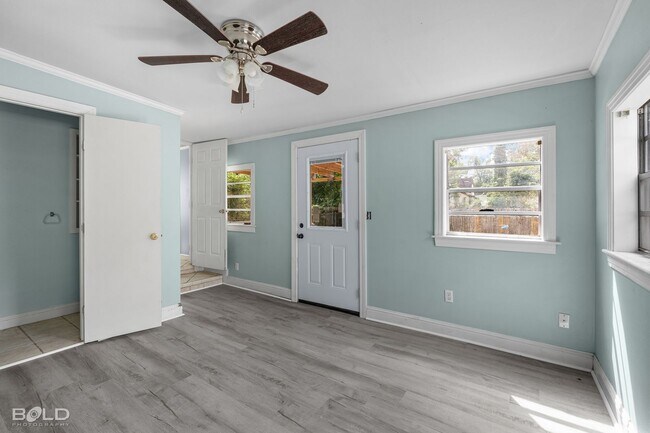 Building Photo - 237 E Elmwood St