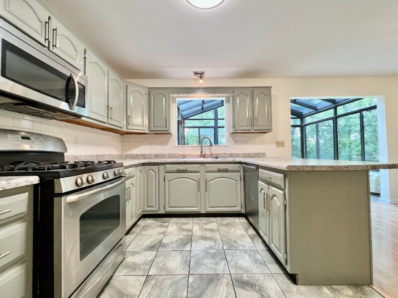 Building Photo - 1755 Fountainbleu Dr