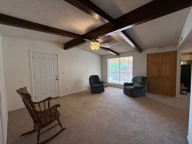 Building Photo - Spacious 4 bedroom, 2 bath home COMING SOON!