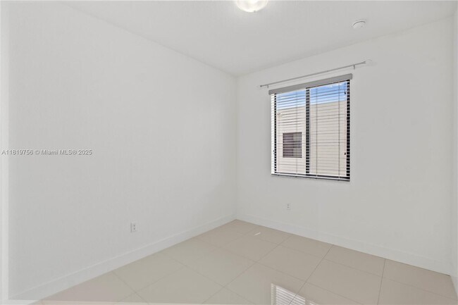Building Photo - 535 SW 91st Pl