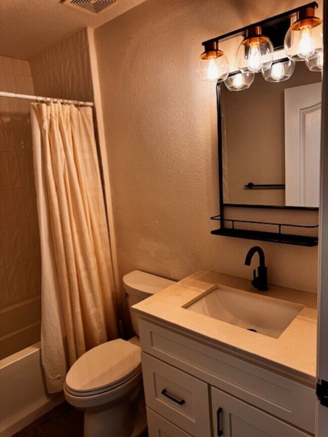 Building Photo - Beautiful 3 bedroom 2 bathroom home availa...