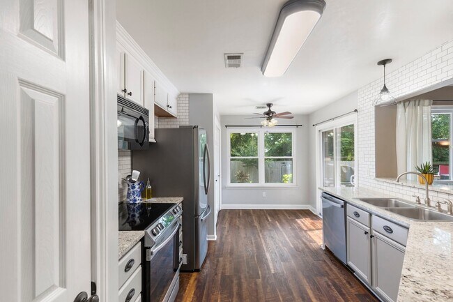 Building Photo - 6004 Hunnington Dr
