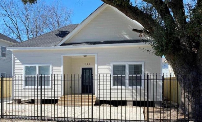 Building Photo - 229 N Everton St