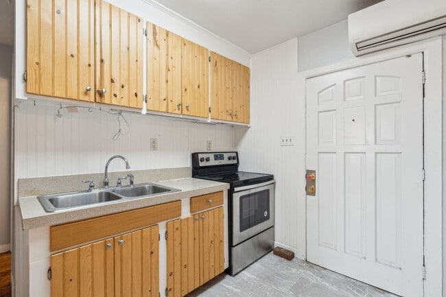 Building Photo - Quaint One BR Frog Rental - Steps from Park Circle with Private Yard!
