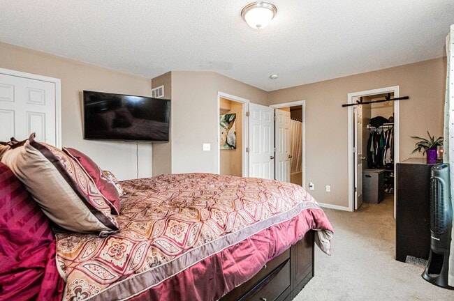 Building Photo - Spacious Home Close to Fort Riley!