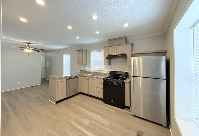 Building Photo - 82 East Dr