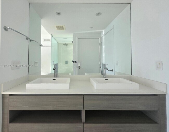 Building Photo - 460 NE 28th St