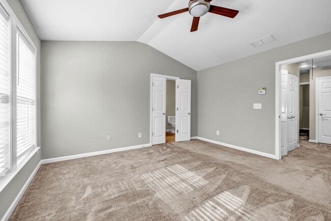 Building Photo - SPACIOUS 3 BEDROOM TOWNHOME