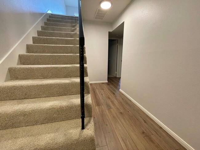 Building Photo - Stunning Two-Story Home in Quail Ridge.