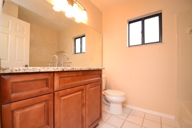 Building Photo - Gorgeous fully upgraded pool home in Ovied...