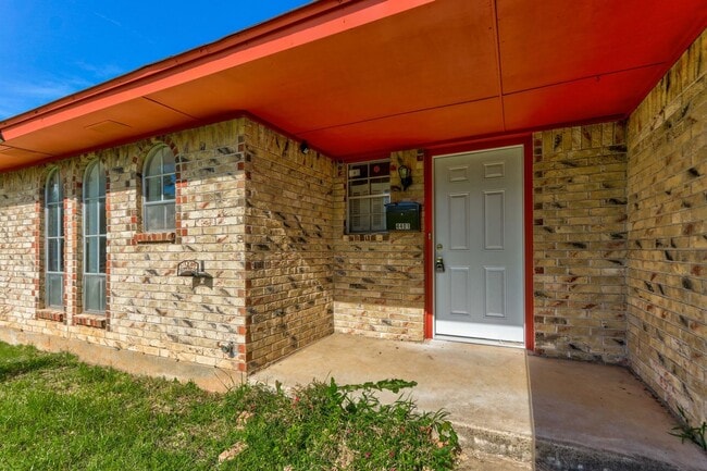 Building Photo - Cozy & Stylish Living Near ESA Park with F...