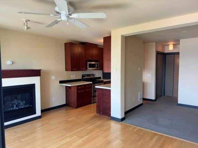Building Photo - Ideally Located Seattle Open 1 Bed Unit w/ Breathtaking Views!