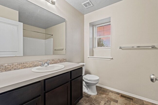 Building Photo - 4bd/2.5ba Home Near the Marketplace Nampa ...