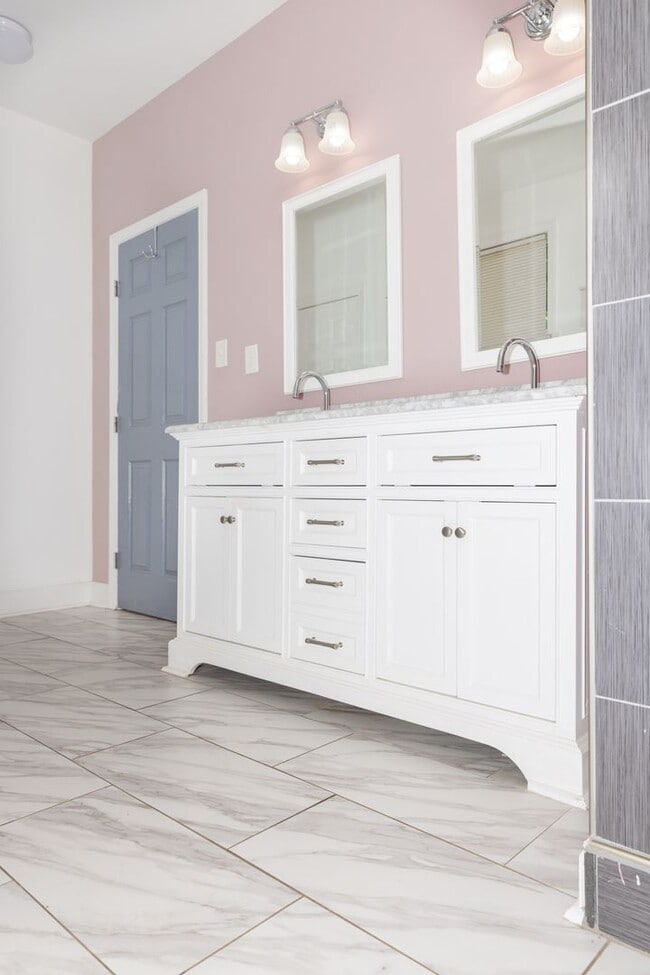 Building Photo - Spacious 4/3.5 w/ Master on Main and Fully...