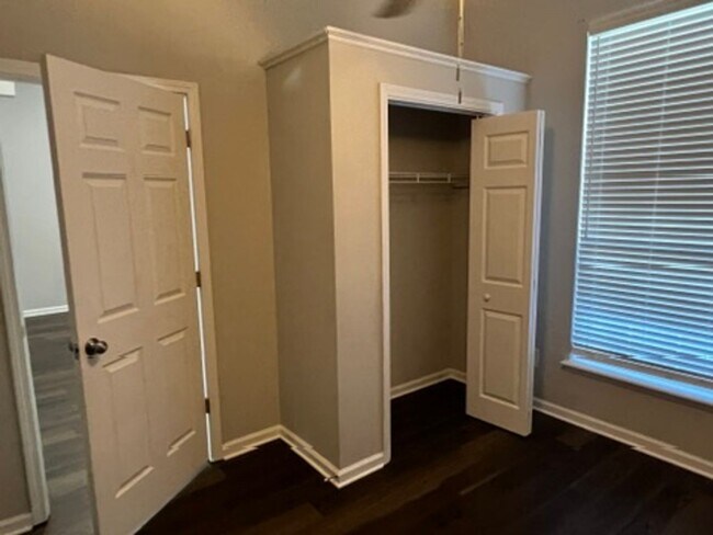 Building Photo - 4BR/2BA Home Walking Distance to Mary Lee ...