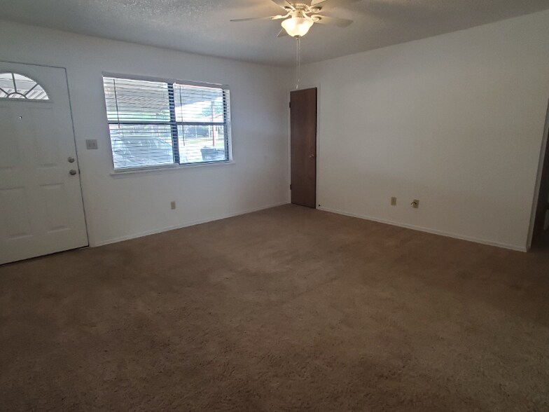 Building Photo - 2205 S Cedar Loop