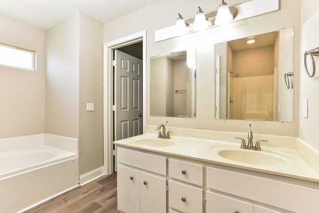 Building Photo - 6009 Legend Dr