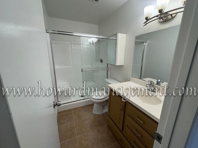 Building Photo - 3 Bedroom 2 Bathroom Condo in the Desirabl...