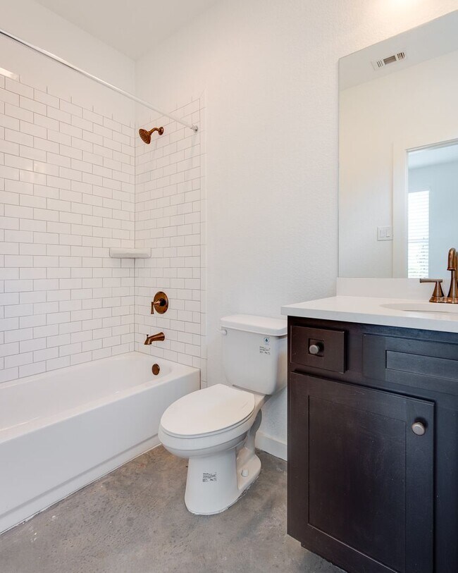 Building Photo - *MOVE IN SUMMER 2026* $6875/$1375 per bed average 5 bed 5.5 Bath Walk to TCU