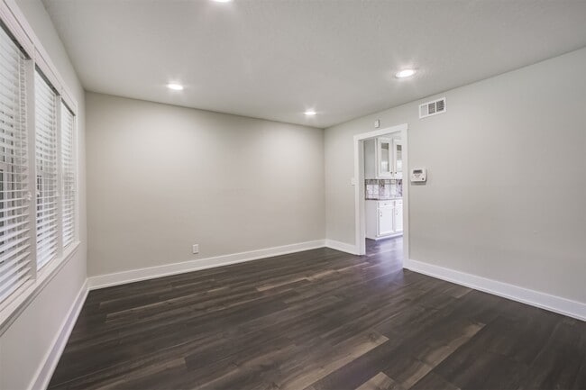 Building Photo - 4924 Mimosa Dr