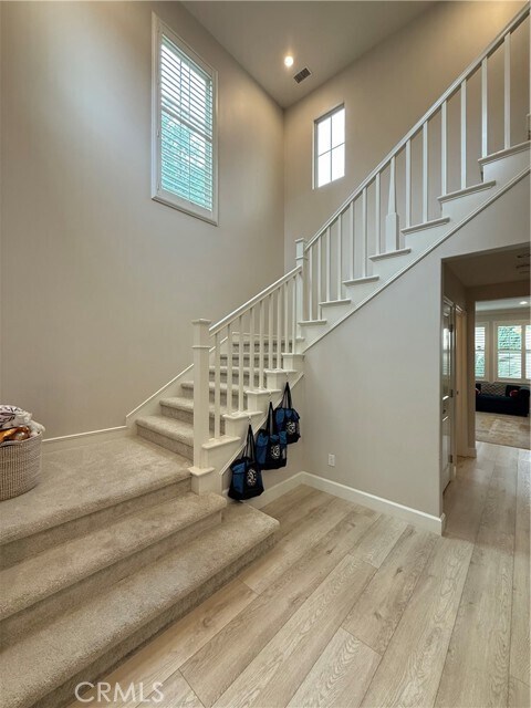 Building Photo - 120 Pendant