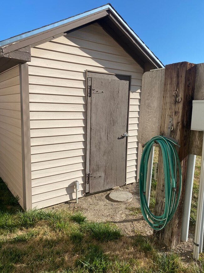 Building Photo - 3 bed 2.5 bath