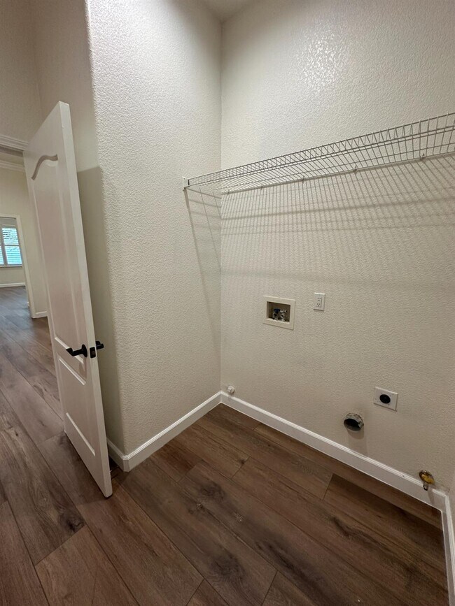 Building Photo - 7026 N Warren Ave