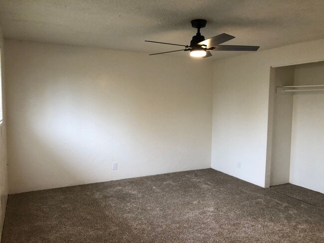 Building Photo - Updated 2 bedroom 1 1/2 bath duplex in Spr...