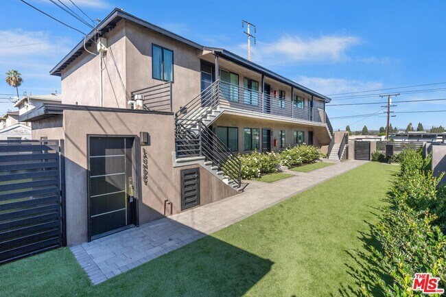 Building Photo - 1310 W Valencia Dr