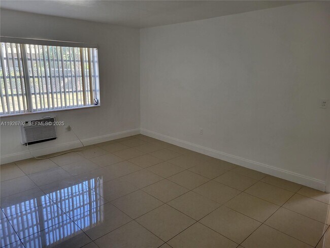 Building Photo - 11935 NE 19th Dr