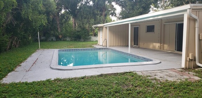 Building Photo - Gulf Gate Beauty