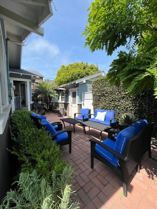 Building Photo - House: 2 Bedroom with Den , 2 Bath and pri...