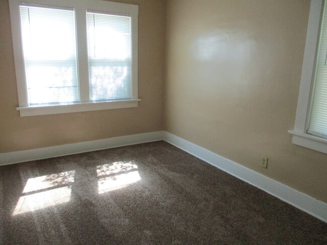 Building Photo - 2 BEDROOM HOME!