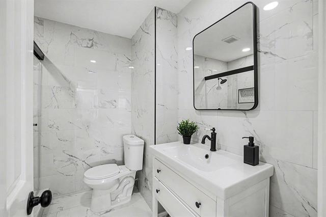 Building Photo - 718 E Pecan St