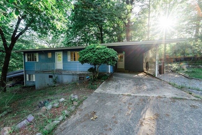 Building Photo - Cute 3,2 Right in the heart of HSV!!
