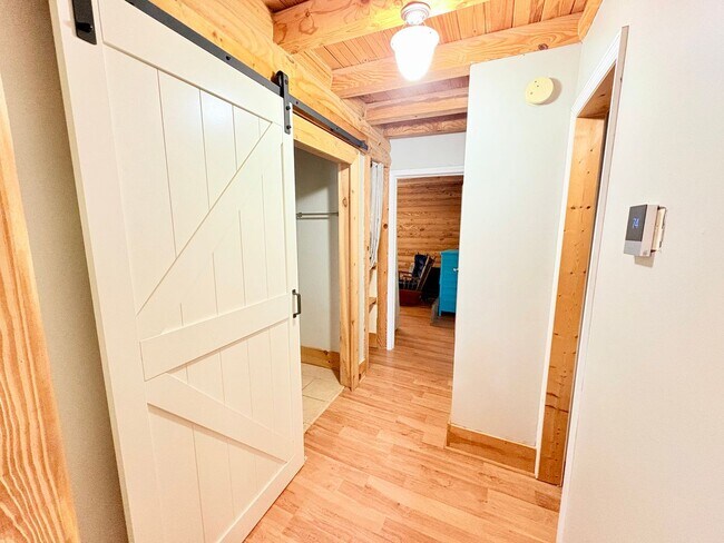 Building Photo - 413 Skyview Dr