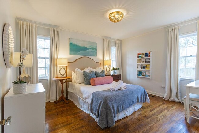 Building Photo - 3719 S Woodland Dr