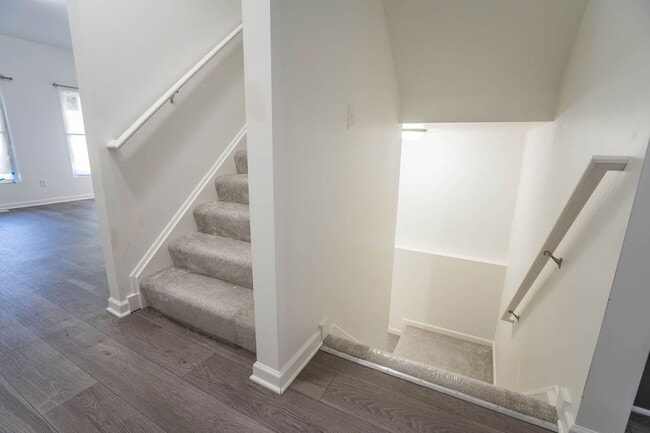 Building Photo - 373 E 13th Ave