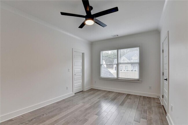 Building Photo - 960 Nours Cir SE