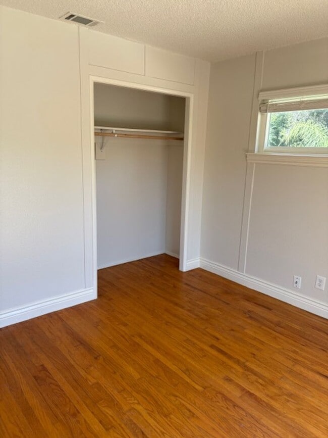Building Photo - Beautiful 3 Bedroom, 1 Bathroom house