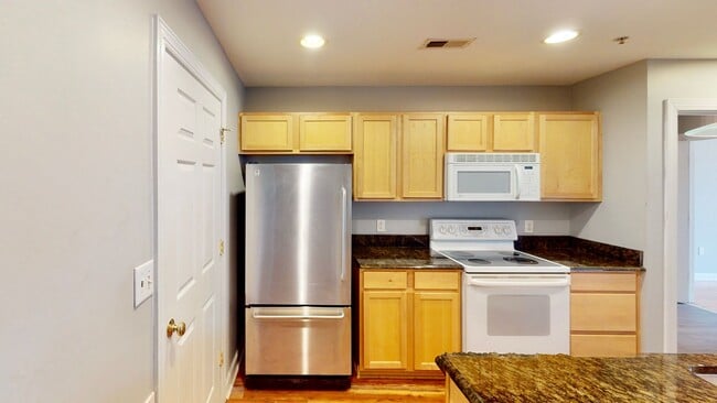 Building Photo - 718 W Trade St